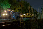 Die 271 006-9 „Julius“ (92 80 1271 006-9 D-KAF), eine Vossloh G 1000 BB, der KAF - Falkenhahn Bau AG (Kreuztal) hat am Abend des 10 Oktober 2025 auf Gleis 4, mit einem Kranzug der Hering Bahnbau, sowie mit einigen Flachwagen, den Bahnhof Herdorf erreicht. Hier sollen am Wochenende Weichen gewechselt werden.

Der Kranzug bestand aus dem 125 t KIROW Gleisbauschienenkran KIROW Multi Tasker KRC 810 T (mit Schwerlastausrstung), D-HGUI 99 80 9419 024-1, ex 97 82 53 513 19-3, der HERING Bahnbau GmbH. Vor dem Kran der Schutzwagen auslegerseitig, 37 80 3999 048-6 D-HGUI, der Gattung Res, u.a. beladen mit der Traverse, Anschlagmittel und sonstiges Zubehr). Hinter dem Kran als Schutzwagen gegenlastseitig die vierachsige (2 x 2-achsige) lange Flachwageneinheit mit abgesenktem Fuboden (ohne Radvorlegern) 27 80 4348 084-9 D-HGUI, der Gattung Laadkks (TWA 850 RV).
