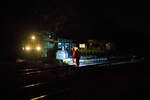 Die 271 006-9 „Julius“ (92 80 1271 006-9 D-KAF), eine Vossloh G 1000 BB, der KAF - Falkenhahn Bau AG (Kreuztal) hat am Abend des 10 Oktober 2025 auf Gleis 4, mit einem Kranzug der Hering Bahnbau, sowie mit einigen Flachwagen, den Bahnhof Herdorf erreicht. Hier sollen am Wochenende Weichen gewechselt werden.

Der Kranzug bestand aus dem 125 t KIROW Gleisbauschienenkran KIROW Multi Tasker KRC 810 T (mit Schwerlastausrstung), D-HGUI 99 80 9419 024-1, ex 97 82 53 513 19-3, der HERING Bahnbau GmbH. Vor dem Kran der Schutzwagen auslegerseitig, 37 80 3999 048-6 D-HGUI, der Gattung Res, u.a. beladen mit der Traverse, Anschlagmittel und sonstiges Zubehr). Hinter dem Kran als Schutzwagen gegenlastseitig die vierachsige (2 x 2-achsige) lange Flachwageneinheit mit abgesenktem Fuboden (ohne Radvorlegern) 27 80 4348 084-9 D-HGUI, der Gattung Laadkks (TWA 850 RV).
