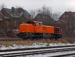 Lok 46 der Kreisbahn Siegen-Wittgenstein (KSW) ist am 26.01.2012 gerade in Herdorf in Richtung Burbach (solo), auf der Hellertalbahn (KBS 462), losgefahren.