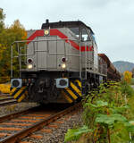 Die 277 809-0  Elmi“ (92 80 1277 809-0 D-KAF), eine Vossloh MaK G 1700 BB der KAF - Falkenhahn Bau AG (Kreuztal), steht am 12 Oktober 2025 mit einem Schotterzug im Bahnhof Herdorf.