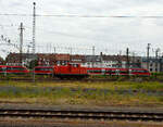 Die 362 919-3 (98 80 3362 919-3 D-KOEF), eine der Köf Lokomotiven- und Wagenvermietungsgesellschaft mbH (Münster), fährt am 20 Mai 2025 vom Hauptbahnhof Münster (Westfalen) in Richtung Rangierbahnhof. 

Die modernisierte V60 der leichten Ausführung mit Funk und neuen CAT 3412E DI-TTA Motor wurde 1961 von der Maschinenbau Kiel (MaK) in Kiel-Friedrichsort unter der Fabriknummer 600366 gebaut und als V 60 919 an die DB - Deutsche Bundesbahn geliefert. 
Der weitere Lebenslauf:
•	01.01.1968 Umzeichnung in DB 260 919-6
•	01.10.1987 Umzeichnung in DB 360 919-5 (die V60er wurden zur Kleinlok)
•	1985 Umbau und Ausrüstung mit Funkfernsteuerung, sowie Umzeichnung in 364 919-1
•	2002 Umbau und Remotorisierung mit einem neuen CAT 3412E DI-TTA Motor durch die DB Fahrzeuginstandhaltung GmbH in Cottbus, sowie Umzeichnung in DB 362 919-3.
•	März 2020 Ausmusterung bei der DB Cargo AG
•	März 2020 bis November 2021 bei RNE Rhein-Neckar-Eisenbahnservicegesellschaft mbH, Wiesbaden
•	Seit November 2021 bei der Köf Lokomotiven- und Wagenvermietungsgesellschaft mbH, die ehem. auch unter Laeger & Wöstendörfer GmbH sowie Behefa GmbH & Co. KG firmierte, 
