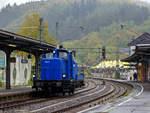   Mit Höchstgeschwindigkeit (60 km/h bei der V 60) bei leichtem Regen fährt die ESG 9 (98 80 3364 778-1 D-ESGBI) der ESG Eisenbahn Service Gesellschaft mbH (Vaihingen an der Enz), ex DB 364