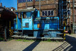 Die Dieselhydraulische Normalspur-Lokomotive Nr. 34, eine Henschel DHG 240 B  Esslinger , der Völklinger Hütte (ehem. Röchling'schen Eisen- und Stahlwerke GmbH in Völklingen/Saar, ab 1982 ARBED-Saarstahl GmbH, ab 1986 Saarstahl Völklingen GmbH) hier am 01 Juli 2025 abgestellt als Denkmal, mit zwei selbstentladende Schüttgutwagen der Gattung Fad oder Falns am Eingang der Rohstoffentladebunker in Richtung Hüttenbahnhof. Die Darstellung steht für den Rohstofftransport der Hütte zur Herstellung des Sintergutes. Die Lok war auch auf Bundesbahn Gleisen zugelassen. Heutiger Eigentümer der Lok und Wagen ist die Initiative Völklinger Hütte e.V..

Die zweiachsige dieselhydraulische Lok mit Antrieb über Gelenkwellen wurde 1969 von Henschel in Kassel unter der Fabriknummer 31210 gebaut und an die Röchling'sche Eisen- und Stahlwerke GmbH in Völklingen als Lok 34 geliefert. Weiterer Lebenslauf/Umfirmierungen: 
01.01.1971 > Stahlwerke Röchling-Burbach GmbH, Völklingen  34  
Juni 1982 	 > ARBED-Saarstahl GmbH, Völklingen  34  
Juni 1986 	 > Saarstahl Völklingen GmbH, Völklingen  34  
10.05.1989 > Saarstahl AG, Völklingen  34  
Später an MGS - Metallurgische Gesellschaft Saar mbH, Völklingen  34  
März 1999 	an Weltkulturerbe Völklinger Hütte - Europäisches Zentrum für Kunst und Industriekultur GmbH, Völklingen und Aufstellung als Denkmal. 

Die Lokomotive war bis zu einem Motorschaden 1997 in verschiedenen Bereichen eingesetzt: Transport von Duplexeisen zwischen der Mischerhalle und dem Siemens-Martin-Werk, im Bereich des Siemens-Martin-Werks, der Elektroöfen und des Hammerwerks sowie nach Einbau einer Funkfernsteuerung im Hafenbereich der Saarstahl AG.

Mit den Fahrzeugen der Typenreihe DHG 160 B / DHG 200 B / DHG 240 B und DHG 350 B bot Henschel Anfang der 1960er Jahre Gelenkwellenmaschinen für den unteren Leistungsbereich an, deren konstruktiver Ursprung nicht in Kassel, sondern in Esslingen der lag. Im Jahr 1961 übernahm Henschel das Diesellok-Typenprogramm der Maschinenfabrik Esslingen. Es wurde eine bei der Maschinenfabrik Esslingen als Typ Bern in Auftrag gegebene Lokomotive als DHG 325 in Kassel fertig gebaut und an den Auftraggeber, die Duisburger Kupferhütte, ausgeliefert. Der Typ Bern stellte auch die Basis für das oben genannte Typenprogramm dar. Dieses unterschied sich zwar optisch deutlich von seinem Esslinger Ursprung, übernahm aber die wesentlichen konstruktiven Merkmale der Fahrzeuge aus Esslinger Produktion. Gleichzeitig gab es keinen technischen und optischen Bezug zu den bisher im eigenen Henschel-Typenprogramm angebotenen Fahrzeugen.

Bei den neuen Gelekwellenfahrzeugen gab es leistungsmäßig deutliche Überschneidungen mit dem kleinsten Typ der 3. Generation, der stangengetriebenen DH 240 B. Diese wurde dann in der 4. Generation durch die DHG 240 B ersetzt.

Die Henschel DHG 240 B wurde zwischen 1963 und 1971 in 34 Exemplaren gebaut. Die Loks gingen vornehmlich an Chemiebetriebe und Raffinerien in Deutschland und der Schweiz. Von diesen wurden elf Loks explosionsgeschützt ausgerüstet. Einzelne Loks wurden ebenfalls mit Funkfernsteuerung ausgerüstet. Mit weitem Abstand am stückzahlenstärksten ist die DHG 240 B, die im Gegensatz zu ihren schwächeren  Schwestern  nicht mit einem DIWABUS-Getriebe von Henschel, sondern mit einem Voith-Hydraulikgetriebe ausgestattet ist. Zahlreiche Fahrzeuge stehen auch heute noch im täglichen Einsatz.

TECHNISCHE DATEN:
Baujahre: 1963 bis 1971
Gebaute Stückzahl: 34
Spurweite:	1.435 mm (Normalspur)
Achsfolge: B
Länge über Puffer: 7.160 mm
Achsabstand: 2.800 mm
größte Breite: 3.000 mm
größte Höhe über Schienenoberkante: 3.600 mm
Raddurchmesser: 850 mm (neu)
kleinster befahrbarer Gleisbogen: 35 m
Eigengewicht: 28 t
Max. Achslast: 16 t
Dieselmotor: wassergekühlter 6 Zylinder / 4-Takt-Diesel-Reihenmotor mit Turboaufladung, ohne Ladeluftkühlung vom Typ Henschel 6R 1416 A, Hubraum 13,3 l.
Leistung: 177 kW (240 PS)
Drehzahl: 1.600 U/min
Höchstgeschwindigkeit: 30 / 60 km/h
Leistungsübertragung: hydraulisch (Voit-Getriebe)
Kraftstoffvorrat: 400 l
