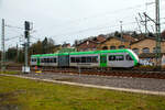 Der Stadler GTW 2/6 - VT 525 118 (95 80 0946 418-0 D-WEBA / 95 80 0646 418-3 D-WEBA / 95 80 0946 918-9 D-WEBA) der Westerwaldbahn des Kreises Altenkirchen GmbH (WEBA)  Daadetalbahn , ex VT 118 der Hellertalbahn, kommt am 11.01.2023, auf Betriebsfahrt vom Betriebshof der WEBA aus Steinebach-Bindweide, in Betzdorf (Sieg) an.

Es ist ein alter Bekannter...
Dieser Triebwagen wurde 1999 bei der DWA in Bautzen (Deutsche Waggonbau AG, heute Bombardier Transportation) unter der Fabriknummer 525/003 für die Hessische Landesbahn (HLB) gebaut und war wie zwei Weitere (VT 116 und 117) an die HellertalBahn GmbH vermietet. Zum Fahrplanwechsel am 13. Dezember 2015 wurde der Nahverkehrsbetrieb an die Hessische Landesbahn übergeben, die die Ausschreibung des Eifel-Westerwald-Sieg-Netzes gewonnen hatte. Zwei der Triebwagen wurde dann an die WEBA verkauft.