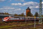 Der TEE Verbrennungsmotor-Triebkpfe (Maschinenwagen / VT 11.5) DB 601 013-6 (95 80 0601 013-5 D-DB), ex DB VT 11 5013, steht am 21 April 2023 beim DB BW Lichtenfels, aus einem fahrenden Zug heraus