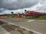 Schrankenanlage durch Blitzschlag zerstört; eine manuelle Regelung über Monate war erforderlich; Aufnahme am Bahnübergang Illertissen/Au nach Betlinshausen, mit durchfahrendem 612 am
