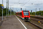 Der vareo 620 015 / 621 015 / 620 515, ein dreiteiliger Dieseltriebzug vom Typ ALSTOM Coradia LINT 81 der DB Regio NRW (VAREO), fährt am 26 Mai 2024 durchd en Bahnhof Köln Messe/Deutz.

Der LINT 81 wurde 2013 von ALSTOM Transport Deutschland GmbH (vormals LHB) in Salzgitter-Watenstedt unter der Fabriknummer 0001004081 015 gebaut. Beim Ahr-Hochwasser am 14.07.2021 wurde der Triebzug schwer beschädigt. Er besteht aus den Einheiten 95 80 0620 015-7 D-DB / 95 80 0621 015-6 D-DB / 95 80 0620 515-6 D-DB. 