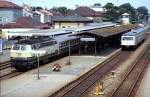 Memmingen Bahnhof am 24.07.1983 mit 218 416 und 628 009 (Vorserie) an den Bahnsteigen.