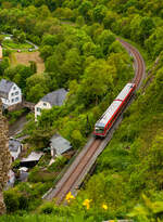 Blick von der über Monreal gelegenen Ruine Löwenburg, auf die Eifelquerbahn (KBS 478), der Dieseltriebzug 628 305 / 629 305 der DB Regio hat am 19 Mai 2013 gerade den 185 Meter langen Monreal‑Tunnel unterhalb der Löwenburg verlassen und fährt als damaliger RB 92 (Pellenz-Eifel-Bahn) die Verbindung Andernach – Mayen – Kaisersesch (heute seit Dez. 2014 RB 38  Lahn-Eifel-Bahn ).

Der Triebzug besteht aus zwei angetriebenen Triebwagen, was für solche steigungsreiche Strecken (wie diese) von Vorteil ist. An den verrußten Dachpartien kann man auch gut erkennen das beide einen Motor haben. 

Der 628 305 (95 80 0628 305-4 D-DB) wurde 1987 von der LHB - Linke-Hofmann-Busch GmbH in Salzgitter-Watenstedt unter der Fabriknummer 009-1 gebaut und mit dem Steuerwagen 928 305 an die Deutsche Bundesbahn geliefert. Im Jahr 2008 wurde der Steuerwagen entfernt und er wurde mit dem Triebwagen ex 628 293 (95 80 0628 263-5 D-DB), dieser wurde auch 1987 von LHB unter Fabriknummer 026-1 gebaut. Bei einem der Triebwagen wurden nachträglich ein 1.-Klasse-Abteil mit Glastrennwand eingebaut (was sich zuvor im Steuerwagen befand) und die zweite Toilette entfernt. Nach diesem Umbau erhielt der TW 628 293 dann die neue Bezeichnung 629 305 (95 80 0629 305-3 D-DB). Die beiden Steuerwagen wurden 2012 der Theo Steil GmbH Schrott- und Metallgroßhandel Steil in Trier-Ehrang zerlegt. 

Der Triebzug 628 305 / 629 305 wurde 2025 nach Rumänien an die Regio Călători S.R.L. (Brașov), hier trägt er nun die NVR-Nummern 95 80 0628 305-4 D-RCBV / 95 80 0629 305-3 D-RCBV und darf dort wohl noch einige Jahre weiterfahren. 

Konstruktion und Ausstattung
Wagenkasten:
Jeder der beiden Wagenteile ruht auf zwei zweiachsigen Drehgestellen. Diese haben einen torsionselastischen Rahmen. Die Primärfederung zwischen Radsatzlager und Drehgestellrahmen erfolgt über Gummifedern, die Sekundärfederung zwischen Drehgestell und Wagenkasten mittels Luftfederbalg und Luftfederungsventil zur Niveauregulierung. Bei defekter Luftfeder ruht der Wagenkasten auf einer integrierten, elastischen Notabstützung und kann so noch mit maximal 70 km/h bewegt werden. Die Übertragung der Kräfte erfolgt über Zug-Druck-Stangen, die seitliche Führung über Gummipuffer mit parallelen Querdämpfern.

Der Wagenkasten entstand aus leichten Walzprofilen und Leichtstahl-Blechprofilen (St 37 und St 52). Ab dem 628.2 sind zur Korrosionsvorsorge Einstiegskästen und Seitenwand in rostfreiem Chromtitanstahl (1.4512), das Dach in rostfreiem Chromnickelstahl (1.4301) ausgeführt. Besonderes Augenmerk galt der Wärme- und Schalldämmung, dazu wurden Zweikomponenten- und Bitumen-Entdröhnung sowie Wellfolienpakete und im Fußbodenbereich eine Holz-Kunststoff-Holz-Schichtung verwendet. Die Fenster bestehen aus Isolierglas. Der Wagenübergang am Kurzkuppelende besitzt einen Wellenbalg. 

Antrieb:
Um die Kosten gegenüber vergleichbaren Fahrzeugen zu senken, kamen in den Fahrzeugen verschiedene Dieselmotoren zum Einbau, die auch im LKW- und Omnibus-Bau sowie für Schiffsantriebe und Stromaggregate verwendet wurden.

Für den 628.2(3) verwendet man den wassergekühlten V12-Zylinder-4Takt-Dieselmotor mit Direkteinspritzung, Turboaufladung und Ladeluftkühlung (Zylinderanordnung 90°) vom Typ MTU 12V 183 TD 11 der Motoren- und Turbinen-Union, Friedrichshafen, als Basis diente der Mercedes-Benz OM 444 A. Der Motor mit einem Hubraum vom 21,96 Liter (Bohrung Ø 128 mm × 142 mm Hub) hat eine Leistung von 410 kW. 

Die Motorleistung gelangt zu einem hydraulischen Getriebe, welches über zwei Wandler und eine Kupplung verfügt. Dieselmotor und Getriebe sind elastisch unter dem Rahmen aufgehängt. Über Gelenkwellen und Radsatzgetriebe wird jeweils das beim unter dem Führerstand gelegene Drehgestell der Triebwagen angetrieben (Achsfolge B’2’+2’B’). Im hydraulischen Getriebe integriert ist ein im Stillstand pneumatisch schaltbares Wendegetriebe zum Fahrtrichtungswechsel. Eine Verdreheinrichtung ermöglicht die selbsttätige Aufhebung einer Schaltblockade. Der Kühlerlüfter für die Wasserkühlung ist hydrostatisch angetrieben und befindet sich seitlich unter dem Fahrzeugrahmen.

Der Antrieb des 628 zeichnet sich insgesamt durch einen recht geringen Kraftstoffverbrauch aus, was sicherlich auch am geringen Gewicht des Fahrzeugs und der fehlenden Klimaanlage liegt. Im Leerlauf liegt der Verbrauch eines 628.4 bei ca. 5 Litern Dieselkraftstoff pro Stunde. Bei einem durchschnittlichen Betriebsprogramm werden pro Kilometer etwa 0,8 Liter verbraucht. Der konkrete Wert unterscheidet sich aber stark je nach Betriebsprogramm.

TECHNISCHE DATEN:
Spurweite: 1.435 mm (Normalspur)
Achsformel: B’2’+2’B’
Gattungszeichen: BD / ABD 
Leistung: 2 x 410 kW (560 PS) = 820 kW (1.120 PS)
Motor: wassergekühlter V12-Zylinder Daimler-Benz Unterflur-Dieselmotor vom Typ DB OM 444 A bzw. MTU 12V 183 TD 11
Höchstgeschwindigkeit: 120 km/h
Leistungsübertragung: dieselhydraulisch
Eigengewicht: 86
Länge über Puffer: 45.400 mm
Drehzapfenabstände: 15.100 mm / 6.700 mm / 15.100 mm
Achsabstand im Drehgestell: 1.900 mm
Fußbodenhöhe über SO: 1.210 mm
Trieb- und Laufraddurchmesser :	770 mm
kleinster befahrbarer Gleisbogenhalbmesser: R 125 m
