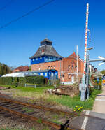 Nahe dem Bahnhof L�beck-Travem�nde Hafen und dem B� km 19,817 der KBS 104 (Schwartau - L�beck-Travem�nde Strand) steht der ehemalige Wasserturm der ehemaligen L�beck-B�chener-Eisenbahn (umgebaut zum Vereinshaus des EHSFV - Eisenbahner-Hochsee-Sportfischer-Verein e.V. L�beck-Travem�nde). 

Hier steht neben dem Vereinsheim als Highlight ein zum Salonwagen umgebauter ehemaliger Triebwagen der DR der „Bauart K�ln“. Es ist der Endwagen „b“ des DB VT 06 106 (a/VM/b) (ex DRG 137 851). Die beiden anderen Fahrzeugteile, der Endwagen „a“ und der Mittelwagen „VM“, des ehemals dreiteiligen Fernschnelltriebwagens, bilden das Vereinsheim der Wassersportabteilung des Eisenbahner-Sportvereins in Konstanz.

22. April 2026