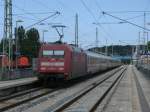 101 002 schob,am 13.August 2011,den IC 2212 aus Koblenz nach Binz aus Gleis 3 aus den Bahnhof Bergen/R�gen.