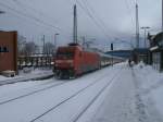 Ohne Probleme,trotz erneuten Schneefalls,erreichte 101 127-9 mit dem IC 2356 Binz-Frankfurt Flughafen,am 24.Mrz 2013,Bergen/Rgen.