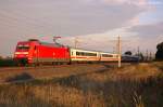 101 047-9 mit dem IC 2906 fr ICE 706 von Berlin Sdkreuz nach Hamburg-Altona in Vietznitz.