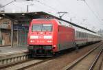 101 024-8 mit IC 2373(Stralsund-Karlsruhe)bei der Einfahrt im Schweriner Hbf.28.03.2015