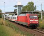 101 044-6 mit IC 2239 von Warnem�nde nach Leipzig Hbf bei der Durchfahrt im Haltepunkt Rostock-Marienehe.29.08.2015