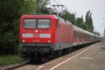 Die Rostocker 112 105-2 mit Sonderzug 13290 von Warnemnde nach Berlin-Zoo bei der Durchfahrt am 28.05.2015 im Haltepunkt Rostock-Holbeinplatz