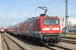 112 108-6( Genau Ihre Richtung )mit RE 18490 von Berlin Hbf(tief)nach Rostock Hbf bei der Einfahrt im Rostocker Hbf.09.04.2016