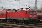 112 185 mit RE5(RE 4361)von Rostock Hbf nach Wünsdorf-Waldstadt bei der Ausfahrt am 25.02.2017 im Rostocker Hbf.ab Herbst diesen Jahres sollen keine 112er und 114er mehr dann in Rostock