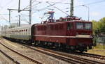 211 073 mit SDZ 1398 von Eisenach nach Warnemünde bei der Einfahrt am Mittag in Warnemünde.06.07.2024 