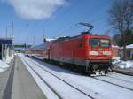 Bei strahlenblauen Himmel erreichte 112 103-7,am 24.Mrz 2013,mit dem RE 13027,aus Stralsund,Bergen/Rgen.