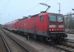 143 002-4 mit Fu�ball-Sonderzug 18421 von Rostock Hbf nach Dresden Hbf kurz vor der Ausfahrt im Rostocker Hbf.19.03.2016