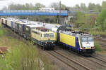 181 213-0  und 146-01 begegnen sich am 17.04.2025 im Bahnhof Tostedt.
