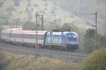 ÖBB 1016 023-2 mit EC Mozart und Werbung Kyoto-Express bei Urspring am 22.10.2011.