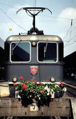 SBB Re 4/4 II Nr.11 197 mit breitem DB-fähigen Stromabnehmerwippe und Blumenschmuck auf dem Prellbock in Lindau Hafen am 15.08.1978.