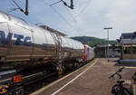 Die an die SBB Cargo International AG vermietete SBB Cargo Re 482 022-1 (91 85 4482 022-1 CH-SBBC) der SBB Cargo fährt am 18 Juni 2025 mit einem Kesselwagenzug durch Betzdorf/Sieg in Richtung Siegen. 

Die TRAXX F140 AC1 wurde 2003 Bombardier in Kassel unter der Fabriknummer 33584 gebaut. Sie hat die Zulassungen und (bei Auslieferung gültigen) Zugbeeinflussungssysteme für die Schweiz und Deutschland. Da die neuern Zugbeeinflussungssysteme für die Schweiz nicht aufgerüstet wurden, so fährt sie über 99 % auf deutschen Gleisen und ist in der Schweiz wohl kaum anzutreffen. 