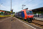 Die an die SBB Cargo International AG vermietete SBB Cargo Re 482 022-1 (91 85 4482 022-1 CH-SBBC) der SBB Cargo fährt am 18 Juni 2025 mit einem Kesselwagenzug durch Betzdorf/Sieg in Richtung Siegen. 

Die TRAXX F140 AC1 wurde 2003 Bombardier in Kassel unter der Fabriknummer 33584 gebaut. Sie hat die Zulassungen und (bei Auslieferung gültigen) Zugbeeinflussungssysteme für die Schweiz und Deutschland. Da die neuern Zugbeeinflussungssysteme für die Schweiz nicht aufgerüstet wurden, so fährt sie über 99 % auf deutschen Gleisen und ist in der Schweiz wohl kaum anzutreffen. 