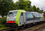 Die BLS Cargo 502, Re 486 502-8/E 486 502 SF  The Alpinists in Europa  (91 85 4486 502-8CH-BLSC) fährt am 07 Juli 2025 mit einem HUPAC KLV-Zug durch Kirchen (Sieg) in Richtung Köln.

Nochmals einen lieben Gruß an den netten Lokführer zurück.

Die TRAXX F140 MS wurde 2008 von Bombardier in Kassel unter der Fabriknummer 34401 gebaut und an die BLS Cargo AG (Bern) geliefert. Die Loks sind nur für die Schweiz, Deutschland, Österreich und Italien zugelassen.

Der Erfolg im Güterverkehr veranlasste die BLS zehn weitere TRAXX zu bestellen im Gegensatz zur ersten Serie TRAXX F140 AC1 mit der Bezeichnung Re 485 001 bis 485 020, die nur unter Wechselstrom fahren können, können die TRAXX F140 MS Re 486 501 bis 486 510 auch unter 3.000 Volt Gleichstrom eingesetzt werden. Bombardier hatte seit der ersten Lieferung Verbesserungen vorgenommen. Dabei wurde der Lokomotivkasten optimiert und die Traktionsausrüstung mit moderneren Komponenten versehen. Eine Nachbeschaffung wäre noch möglich gewesen, hätte aber dazu geführt, dass die Lokomotiven nicht auf dem neuesten Stand waren und nicht unter der Gleichstromfahrleitung eingesetzt werden konnten. Die eingebauten Zugbeeinflussungssysteme erlauben den Einsatz in Deutschland, Österreich, der Schweiz und Italien (DACHI). Anfänglich waren die Lokomotiven in der Schweiz nur für den Einsatz auf Strecken mit konventioneller Zugbeinflussung und nicht auf ETCS Level 2 Strecken zugelassen. Die Re 486 können unter sich und mit den Re 485 und Lokomotiven der Baureihe 185/186 in Vielfachsteuerung eingesetzt werden.

TECHNISCHE DATEN:
Spurweite: 1.435 mm (Normalspur)
Achsformel: Bo’Bo’
Länge über Puffer: 18.900 mm
Höhe: 4.385 mm
Breite: 2.978 mm
Drehzapfenabstand: 10.400 mm
Achsabstand im Drehgestell: 2.600 mm
Dienstmasse: 85 t
Höchstgeschwindigkeit:  140 km/h
Dauerleistung: 5.600 kW
Dauerzugkraft: 300 kN
Treibraddurchmesser: 1.250 mm
Stromsysteme: 15 kV 16,7 Hz, 25 kV 50 Hz Wechselstrom sowie 3 kV und 1,5 kV Gleichstrom
Antrieb: Tatzlager
