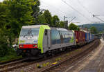 Die BLS Cargo 502, Re 486 502-8/E 486 502 SF  The Alpinists in Europa  (91 85 4486 502-8CH-BLSC) fährt am 07 Juli 2025 mit einem HUPAC KLV-Zug durch Kirchen (Sieg) in Richtung Köln.

Nochmals einen lieben Gruß an den netten Lokführer zurück.

Die TRAXX F140 MS wurde 2008 von Bombardier in Kassel unter der Fabriknummer 34401 gebaut und an die BLS Cargo AG (Bern) geliefert. Die Loks sind nur für die Schweiz, Deutschland, Österreich und Italien zugelassen.

Der Erfolg im Güterverkehr veranlasste die BLS zehn weitere TRAXX zu bestellen im Gegensatz zur ersten Serie TRAXX F140 AC1 mit der Bezeichnung Re 485 001 bis 485 020, die nur unter Wechselstrom fahren können, können die TRAXX F140 MS Re 486 501 bis 486 510 auch unter 3.000 Volt Gleichstrom eingesetzt werden. Bombardier hatte seit der ersten Lieferung Verbesserungen vorgenommen. Dabei wurde der Lokomotivkasten optimiert und die Traktionsausrüstung mit moderneren Komponenten versehen. Eine Nachbeschaffung wäre noch möglich gewesen, hätte aber dazu geführt, dass die Lokomotiven nicht auf dem neuesten Stand waren und nicht unter der Gleichstromfahrleitung eingesetzt werden konnten. Die eingebauten Zugbeeinflussungssysteme erlauben den Einsatz in Deutschland, Österreich, der Schweiz und Italien (DACHI). Anfänglich waren die Lokomotiven in der Schweiz nur für den Einsatz auf Strecken mit konventioneller Zugbeinflussung und nicht auf ETCS Level 2 Strecken zugelassen. Die Re 486 können unter sich und mit den Re 485 und Lokomotiven der Baureihe 185/186 in Vielfachsteuerung eingesetzt werden.

TECHNISCHE DATEN:
Spurweite: 1.435 mm (Normalspur)
Achsformel: Bo’Bo’
Länge über Puffer: 18.900 mm
Höhe: 4.385 mm
Breite: 2.978 mm
Drehzapfenabstand: 10.400 mm
Achsabstand im Drehgestell: 2.600 mm
Dienstmasse: 85 t
Höchstgeschwindigkeit:  140 km/h
Dauerleistung: 5.600 kW
Dauerzugkraft: 300 kN
Treibraddurchmesser: 1.250 mm
Stromsysteme: 15 kV 16,7 Hz, 25 kV 50 Hz Wechselstrom sowie 3 kV und 1,5 kV Gleichstrom
Antrieb: Tatzlager