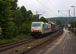 Die BLS Cargo 502, Re 486 502-8/E 486 502 SF  The Alpinists in Europa  (91 85 4486 502-8CH-BLSC) fährt am 07 Juli 2025 mit einem HUPAC KLV-Zug durch Kirchen (Sieg) in Richtung Köln.

Nochmals einen lieben Gruß an den netten Lokführer zurück.

Die TRAXX F140 MS wurde 2008 von Bombardier in Kassel unter der Fabriknummer 34401 gebaut und an die BLS Cargo AG (Bern) geliefert. Die Loks sind nur für die Schweiz, Deutschland, Österreich und Italien zugelassen.

Der Erfolg im Güterverkehr veranlasste die BLS zehn weitere TRAXX zu bestellen im Gegensatz zur ersten Serie TRAXX F140 AC1 mit der Bezeichnung Re 485 001 bis 485 020, die nur unter Wechselstrom fahren können, können die TRAXX F140 MS Re 486 501 bis 486 510 auch unter 3.000 Volt Gleichstrom eingesetzt werden. Bombardier hatte seit der ersten Lieferung Verbesserungen vorgenommen. Dabei wurde der Lokomotivkasten optimiert und die Traktionsausrüstung mit moderneren Komponenten versehen. Eine Nachbeschaffung wäre noch möglich gewesen, hätte aber dazu geführt, dass die Lokomotiven nicht auf dem neuesten Stand waren und nicht unter der Gleichstromfahrleitung eingesetzt werden konnten. Die eingebauten Zugbeeinflussungssysteme erlauben den Einsatz in Deutschland, Österreich, der Schweiz und Italien (DACHI). Anfänglich waren die Lokomotiven in der Schweiz nur für den Einsatz auf Strecken mit konventioneller Zugbeinflussung und nicht auf ETCS Level 2 Strecken zugelassen. Die Re 486 können unter sich und mit den Re 485 und Lokomotiven der Baureihe 185/186 in Vielfachsteuerung eingesetzt werden.

TECHNISCHE DATEN:
Spurweite: 1.435 mm (Normalspur)
Achsformel: Bo’Bo’
Länge über Puffer: 18.900 mm
Höhe: 4.385 mm
Breite: 2.978 mm
Drehzapfenabstand: 10.400 mm
Achsabstand im Drehgestell: 2.600 mm
Dienstmasse: 85 t
Höchstgeschwindigkeit:  140 km/h
Dauerleistung: 5.600 kW
Dauerzugkraft: 300 kN
Treibraddurchmesser: 1.250 mm
Stromsysteme: 15 kV 16,7 Hz, 25 kV 50 Hz Wechselstrom sowie 3 kV und 1,5 kV Gleichstrom
Antrieb: Tatzlager