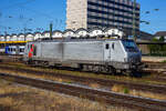 Die Alstom Prima BB 37020 (91 87 0037 002-5 F-AKIEM) der Akiem, ex Fret SNCF 437020, steht am 01 Juli 2025 beim Hauptbahnhof Koblenz und sonnt sich.

Die Mehrsystemlok Alstom Prima EL3U/4 wurde 2004 unter der Fabriknummer FRET T 020 von Alstom gebaut und an die Fret SNCF geliefert. Sie hat die Zulassungen für Frankreich und Deutschland.
