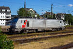 Die Alstom Prima BB 37020 (91 87 0037 002-5 F-AKIEM) der Akiem, ex Fret SNCF 437020, steht am 01 Juli 2025 beim Hauptbahnhof Koblenz und sonnt sich.

Die Mehrsystemlok Alstom Prima EL3U/4 wurde 2004 unter der Fabriknummer FRET T 020 von Alstom gebaut und an die Fret SNCF geliefert. Sie hat die Zulassungen für Frankreich und Deutschland.
