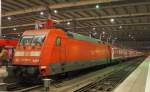 101 099-0 mit Regionalzug in München im abendlichen Bahnhof am 09.11.2014.