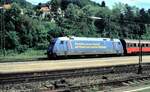 101 055-2 mit Fleischwerbung und EC Mozart in Geislingen/Steige am 29.05.2001.