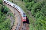 101 013-1 mit IC auf der Geislinger Steige, vom mühltalfelsen aus gesehen, am 25.05.2002.