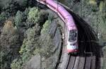 103 182-2 mit dem Müller-Reisezug auf dem Mühltalfelsendamm der Geislinger Steige am 04.10.2001.