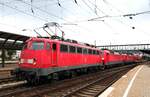 110 459-0 hat gemeinsam mit den 120 124-3 und 120 119-3 einen schadhaften Doppelstockwagen aus den Abstellgleisen in Ulm abgeholt und setzt sich wieder an den zuvor abgestellten Zugende auf dem