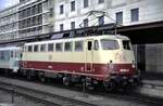 110 504-8 mit TEE Lackierung vor Nahverkehrszug in Ulm am 25.01.1999.