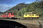 701 072-1 Turmtriebwagen und 110 182-3 in Geislingen/Steige am 04.10.2001.