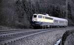 110 295-3 mit Schülerzug Ulm - Geislingen/Steige auf dem Mühltalfelsendamm der Geislinger Steige im Dezember 1981.