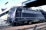 110 477-7 mit D-Zug in Peine im April 1979.