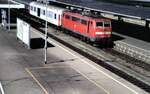 111 046-9 und Gepäckwagen Dms 905 in Ulm am 06.09.2001.