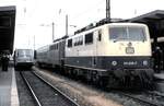 111 033-7 mit einer 141 im Schlepp und einem Silberling; auf dem Nachbargleis 628 313-9 in Augsburg Hbf am 15.05.1988.