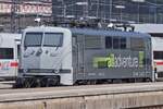 E-Lok 111 222-6, von railadventure, steht am Ende eines Bahnsteiges im Hbf. von Mnchen abgestellt. 01.05.2025