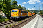 Die SR 075 / 111 075-8 (91 80 6111 075-8 D-ZUG) der smart rail GmbH (Neubiberg) im Farbkleid/mit Werbung der Firmengruppe Max B�gl, f�hrt am 15 Juli 2026 mit einem Bauzug der DB Bahnbau Gruppe, bestehend aus Weichentransportwagen und Flachwagen, durch den Bahnhof Kirchen (Sieg) in Richtung K�ln. 

Die Lok wurde 1977 von Krauss-Maffei in M�nchen-Allach unter der Fabriknummer 19833 gebaut und an die Deutsche Bundesbahn geliefert. Im Jahr 2023 wurde sie an die smart rail verkauft.