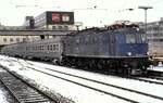 118 020-7 mit Silberlingen in Ulm abfahrbereit nach Regensburg am 22.11.1980.