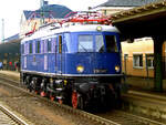 E18 047 (DB 118 047-0, eingestellt als 91 80 6118 047-0 D-MEG) fährt am 01. Mai 2010 durch den Bahnhof Bebra.

Die Schnellzug-Elektrolokomotive wurde 1939 bei AEG unter der Fabriknummer 5161 gebaut.
Die Elektrolokomotiven der Baureihe E 18 (ab 1968 DB-Baureihe 118), gehörten zu den schnellsten Elektrolokomotiven der Deutschen Reichsbahn-Gesellschaft (DRG). Sie erreichte eine Höchstgeschwindigkeit von 150 km/h. Achsanordnung ist 1 Do' 1
Die Maschine ist im Besitz des Verkehrsmuseums Nürnberg.

Lebenslauft und Bezeichnungen:
1939-1949: DRB E 18 047 (Deutsche Reichsbahn)
1949-1968: DB E 18 047
1968-1984: DB 118 047-0
1984-1997: als Museumslok DB E 18 047 (BSW-Gruppe Würzburg)
1997-2005:  E 18 047 (DB Museum)
seit 2005: E 18 047 (DB Museum Nürnberg, Außenstelle Halle/Saale, eingestellt durch die MEG - Mitteldeutsche Eisenbahn GmbH (DB Cargo Tochter)

Die Lokomotiven der Baureihe E 18 waren bestimmt zur Beförderung schwerer Schnellzüge mit hohen Geschwindigkeiten. Die Lokomotiven wurden für die neu elektrifizierten Strecken München-Stuttgart und München-Nürnberg-Leipzig-Berlin entwickelt.

Im normalen Schnellzugdienst konnten die Maschinen 935-t-Schnellzüge in der Ebene mit 140 km/h, 990-t-Züge bei 5 Promille mit 100 km/h, 600-t-Züge bei 10 Promille mit 100 km/h und 360-t-Züge bei 20 Promille mit 75 km/h befördern.

Viele Baugruppen, wie zum Beispiel die Motoren oder der AEG Federtopfantrieb, wurden von der E 04 übernommen. Der Lokkasten hingegen war eine Neuentwicklung, der den Grundsätzen der Aerodynamik und der Stromlinie Rechnung trug. Die E 18 hatte keinen genieteten, sondern einen geschweißten Fahrzeugrahmen. Die Laufachsen waren für die Laufruhe mit der jeweils ersten – verschiebbaren – Treibachse in einem AEG-Kleinow-Gestell zusammengefasst. Der Antrieb erfolgte über Federtöpfe. Jeder Radsatz wurde über den verstärkt ausgeführte Kleinow-Federtopfantriebe von hochgelagerten Gestellmotoren Typ EKB860 angetrieben. Die ursprünglichen der Stirnfront angepassten Leuchten wurden bei der DB bis auf wenige Ausnahmen durch Einheitsleuchten ersetzt. 

Bedingt durch den Zweiten Weltkrieg wurde die weitere Beschaffung der E 18 zugunsten der wichtigeren Kriegsloks E 44 und E 94 eingestellt. Bis Kriegsende wurden daher nur 53 Lokomotiven gebaut. Nach dem Krieg verblieben bei der Deutschen Bundesbahn 41 Lokomotiven, die weiterhin im Schnellzugdienst eingesetzt wurden. Obwohl die Lokomotiven sich erwartungsgemäß gut bewährten und gute Laufeigenschaften auf geraden Strecken hatten, konnten sie im Bogenlauf nicht überzeugen und dieser war durch Reibung sogar teilweise ruckartig. Die optimale Einstellung der Hohlwellen und gute Wartung verbesserten die Laufgüte der Loks. Auch der spätere Einbau von Gummi-Parabelfedern statt der Federtöpfe brachte eine Verbesserung.

Mitte der sechziger Jahre wurden die leistungsfähigen Lokomotiven durch die neu in Auslieferung befindlichen E 10 verdrängt. Die Loks wurden nun vermehrt im Nahverkehr eingesetzt, was der Schnellzuglok nicht sonderlich bekam. Die Schäden an Schaltwerk und Bremse häuften sich. In den siebziger Jahren erhielten einige E 18 die Vorrüstung für die automatische Kupplung. Es wurden sogenannte Verschleißpufferbohlen angebracht, die das elegante Aussehen der Loks nachteilig beeinflussten. 

TECHNISCHE DATEHN:
Spurweite:  1435 mm (Normalspur) 
Achsformel:  1'Do1'
Länge über Puffer:  16.920 mm
Achsabstände: 2.800 / 2.100 / 3.000/  2.100 / 2.800 mm
Treibraddurchmesser: 	1.600 mm
Laufraddurchmesser: 	1.000 mm
Dienstgewicht:  108,5 t
Radsatzfahrmasse:  18,1 t
Höchstgeschwindigkeit:  150 km/h
Stundenleistung:  3.040 kW
Dauerleistung:  2.840 kW
Anfahrzugkraft:  206 kN
Treibraddurchmesser:  1.600 mm
Stromsystem:  15 kV 16 2/3 Hz AC
Anzahl der Fahrmotoren:  4 (Gestellmotore Typ EKB86
Antrieb:  Kleinow-Federtopfantrieb
Kupplungsart: Schraubenkupplung
